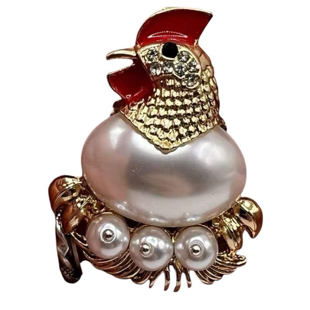 ‎NESTING CHICKEN BROOCH